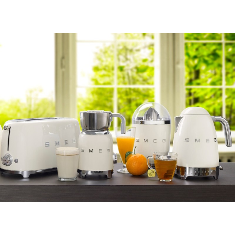 Electroménager Smeg : bouilloire, grille pain, frigidaire, blender, frigo américain.